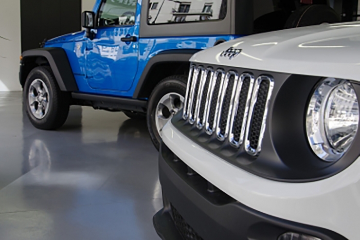 Dos vehicles exposats en un concessionari.